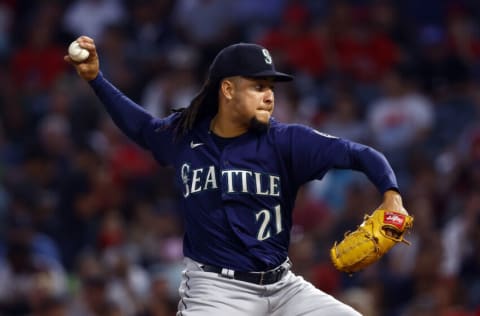 ANAHEIM, CALIFORNIA - AUGUST 15: Luis Castillo #21 of the Seattle Mariners throws against the Los Angeles Angels in the fourth inning at Angel Stadium of Anaheim on August 15, 2022 in Anaheim, California. (Photo by Ronald Martinez/Getty Images)