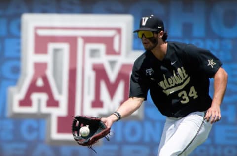 May 27, 2022; Hoover, AL, USA; Vanderbilt right fielder Spencer Jones (34) fields a single hit by a Kentucky batter in the SEC Tournament at the Hoover Met in Hoover, Ala., Thursday. Mandatory Credit: Gary Cosby Jr.-The Tuscaloosa News
Sports Sec Baseball Tournament Vanderbilt Vs Kentucky