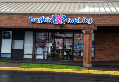 The front exterior of a Baskin-Robbins restaurant